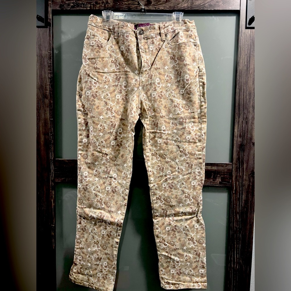 Gloria Vanderbilt Amanda jeans. Soft touch, the original slimming jean. Size 12
